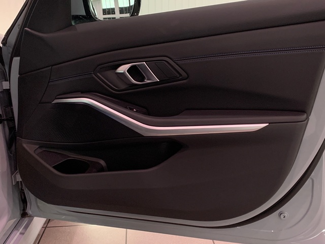 BMW Serie 3 320d color Gris. Año 2025. 140KW(190CV). Diésel. En concesionario Celtamotor Lalín de Pontevedra