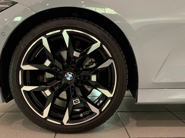 BMW Serie 3 320d color Gris. Año 2025. 140KW(190CV). Diésel. En concesionario Celtamotor Lalín de Pontevedra