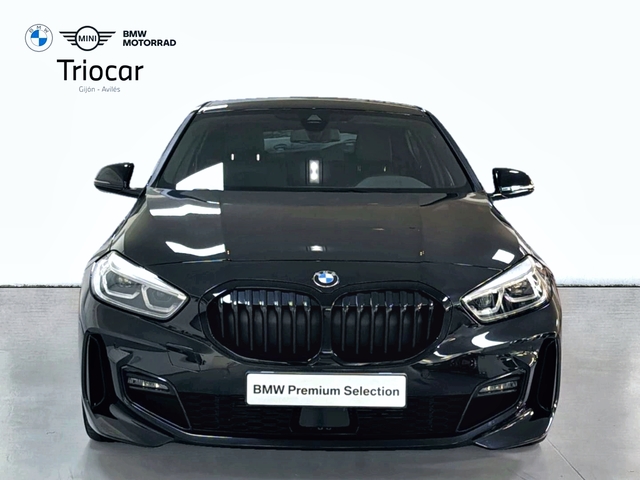 BMW Serie 1 118d color Negro. Año 2024. 110KW(150CV). Diésel. En concesionario Triocar Gijón (Bmw y Mini) de Asturias