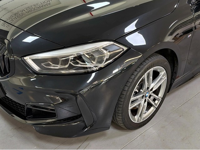BMW Serie 1 118d color Negro. Año 2024. 110KW(150CV). Diésel. En concesionario Triocar Gijón (Bmw y Mini) de Asturias
