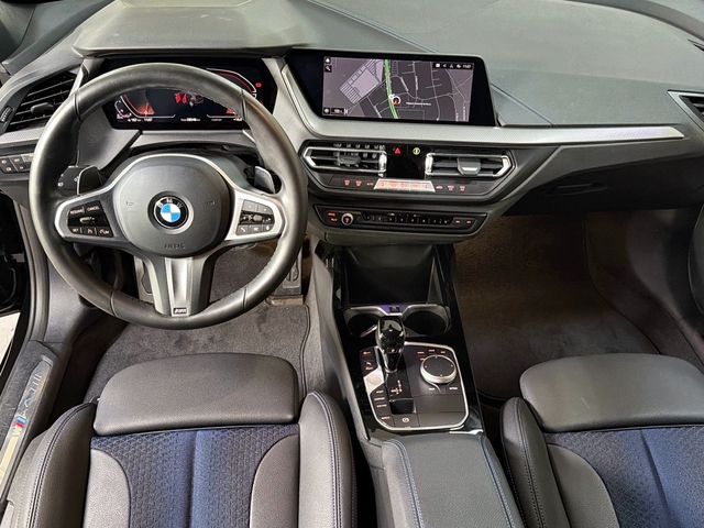 BMW Serie 1 118d color Negro. Año 2024. 110KW(150CV). Diésel. En concesionario Triocar Gijón (Bmw y Mini) de Asturias