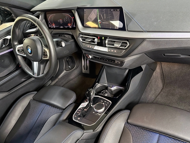 BMW Serie 1 118d color Negro. Año 2024. 110KW(150CV). Diésel. En concesionario Triocar Gijón (Bmw y Mini) de Asturias