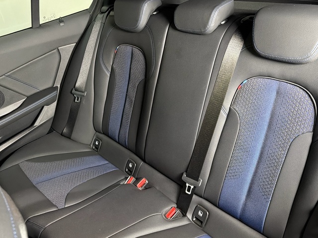 BMW Serie 1 118d color Negro. Año 2024. 110KW(150CV). Diésel. En concesionario Triocar Gijón (Bmw y Mini) de Asturias