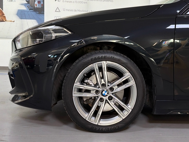 BMW Serie 1 118d color Negro. Año 2024. 110KW(150CV). Diésel. En concesionario Triocar Gijón (Bmw y Mini) de Asturias