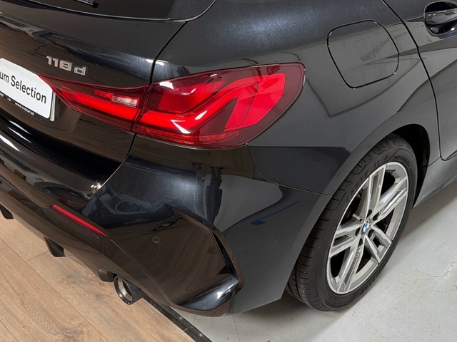 BMW Serie 1 118d color Negro. Año 2024. 110KW(150CV). Diésel. En concesionario Triocar Gijón (Bmw y Mini) de Asturias