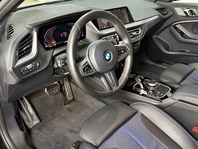 BMW Serie 1 118d color Negro. Año 2024. 110KW(150CV). Diésel. En concesionario Triocar Gijón (Bmw y Mini) de Asturias