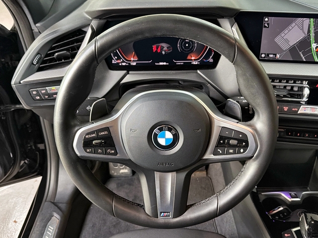 BMW Serie 1 118d color Negro. Año 2024. 110KW(150CV). Diésel. En concesionario Triocar Gijón (Bmw y Mini) de Asturias