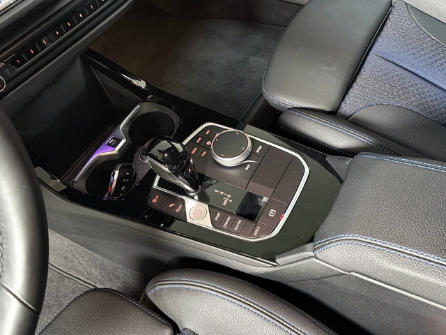 BMW Serie 1 118d color Negro. Año 2024. 110KW(150CV). Diésel. En concesionario Triocar Gijón (Bmw y Mini) de Asturias