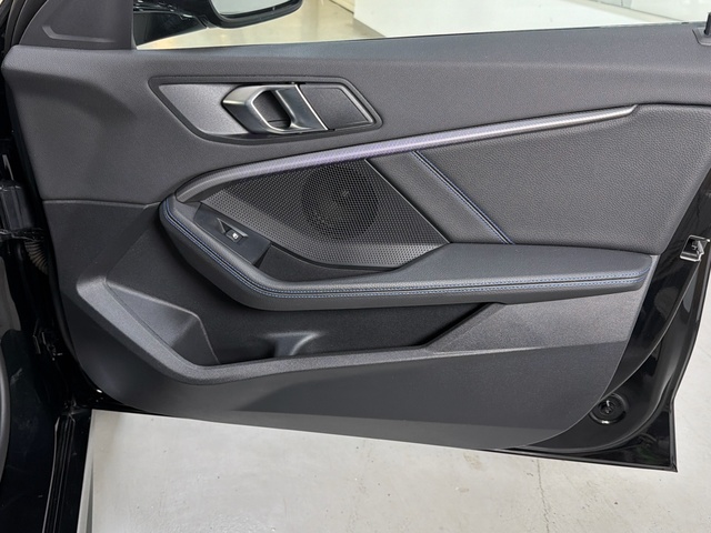 BMW Serie 1 118d color Negro. Año 2024. 110KW(150CV). Diésel. En concesionario Triocar Gijón (Bmw y Mini) de Asturias