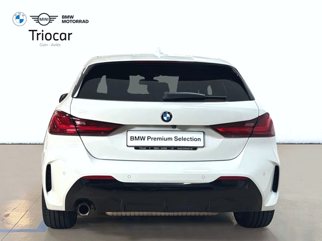 BMW Serie 1 118i color Blanco. Año 2024. 103KW(140CV). Gasolina. En concesionario Triocar Gijón (Bmw y Mini) de Asturias