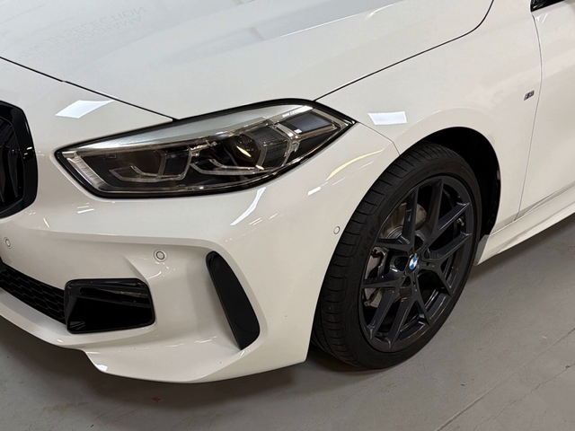 BMW Serie 1 118i color Blanco. Año 2024. 103KW(140CV). Gasolina. En concesionario Triocar Gijón (Bmw y Mini) de Asturias