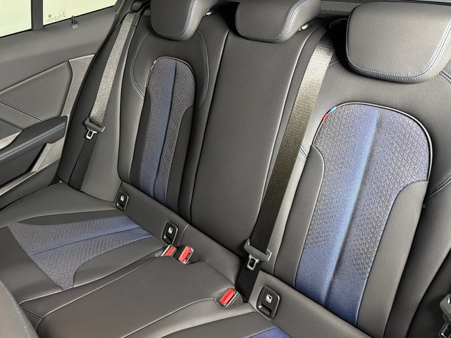 BMW Serie 1 118i color Blanco. Año 2024. 103KW(140CV). Gasolina. En concesionario Triocar Gijón (Bmw y Mini) de Asturias