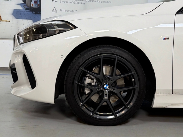 BMW Serie 1 118i color Blanco. Año 2024. 103KW(140CV). Gasolina. En concesionario Triocar Gijón (Bmw y Mini) de Asturias