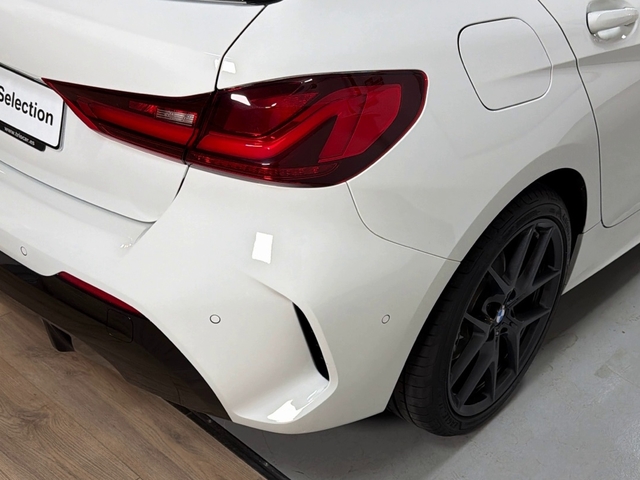 BMW Serie 1 118i color Blanco. Año 2024. 103KW(140CV). Gasolina. En concesionario Triocar Gijón (Bmw y Mini) de Asturias