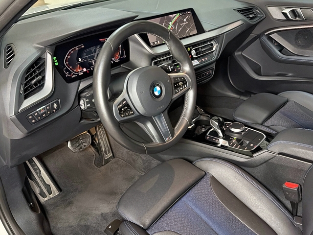 BMW Serie 1 118i color Blanco. Año 2024. 103KW(140CV). Gasolina. En concesionario Triocar Gijón (Bmw y Mini) de Asturias