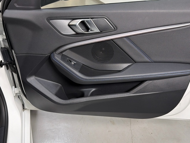 BMW Serie 1 118i color Blanco. Año 2024. 103KW(140CV). Gasolina. En concesionario Triocar Gijón (Bmw y Mini) de Asturias