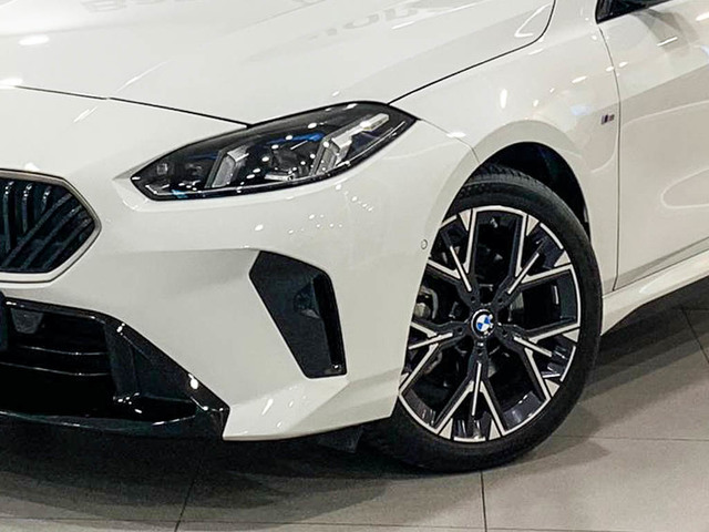 BMW Serie 1 120d color Blanco. Año 2025. 120KW(163CV). Diésel. En concesionario Barcelona Premium -- GRAN VIA de Barcelona