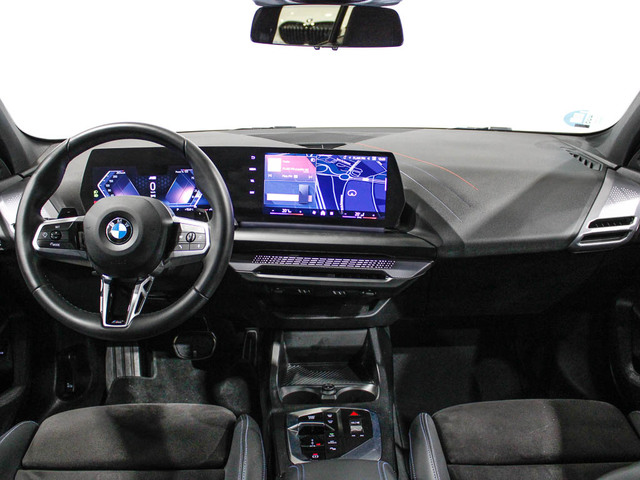 BMW Serie 1 120i color Blanco. Año 2025. 125KW(170CV). Gasolina. En concesionario Barcelona Premium -- GRAN VIA de Barcelona