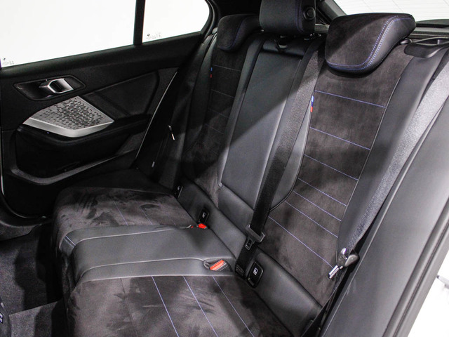 BMW Serie 1 120i color Blanco. Año 2025. 125KW(170CV). Gasolina. En concesionario Barcelona Premium -- GRAN VIA de Barcelona