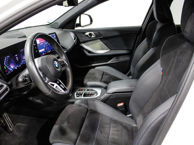 BMW Serie 1 120i color Blanco. Año 2025. 125KW(170CV). Gasolina. En concesionario Barcelona Premium -- GRAN VIA de Barcelona