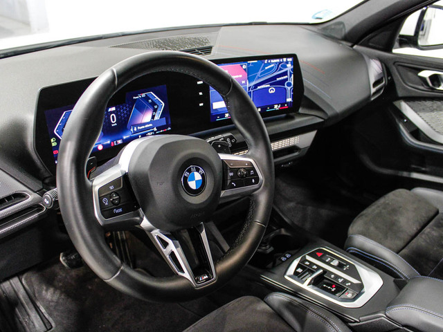 BMW Serie 1 120i color Blanco. Año 2025. 125KW(170CV). Gasolina. En concesionario Barcelona Premium -- GRAN VIA de Barcelona