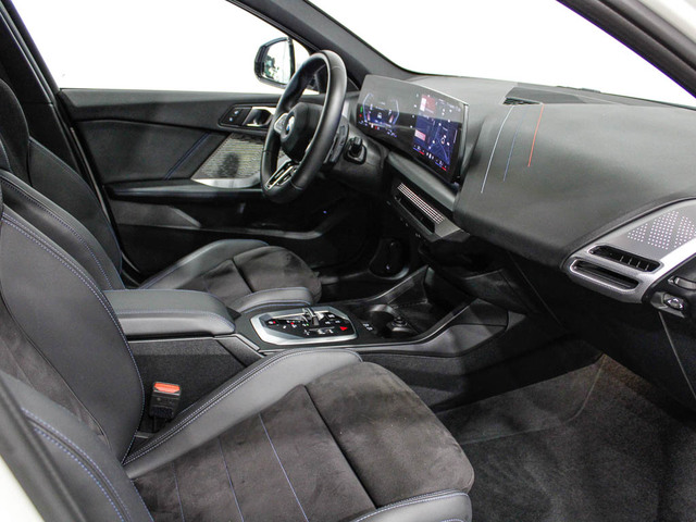 BMW Serie 1 120i color Blanco. Año 2025. 125KW(170CV). Gasolina. En concesionario Barcelona Premium -- GRAN VIA de Barcelona