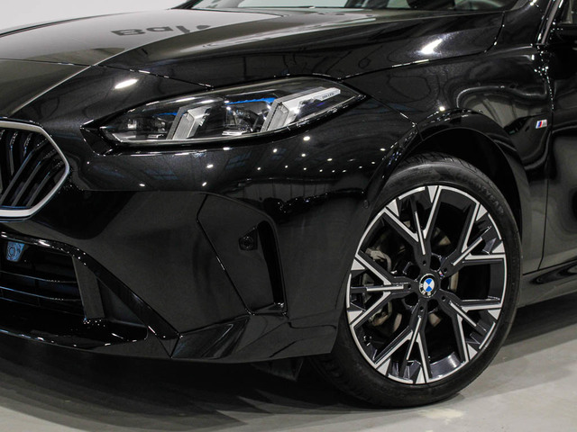 BMW Serie 1 118d color Negro. Año 2025. 110KW(150CV). Diésel. En concesionario Barcelona Premium -- GRAN VIA de Barcelona