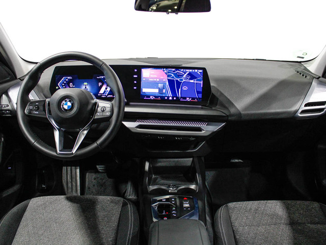 BMW Serie 1 118d color Negro. Año 2025. 110KW(150CV). Diésel. En concesionario Barcelona Premium -- GRAN VIA de Barcelona