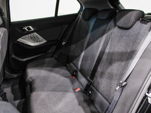 BMW Serie 1 118d color Negro. Año 2025. 110KW(150CV). Diésel. En concesionario Barcelona Premium -- GRAN VIA de Barcelona