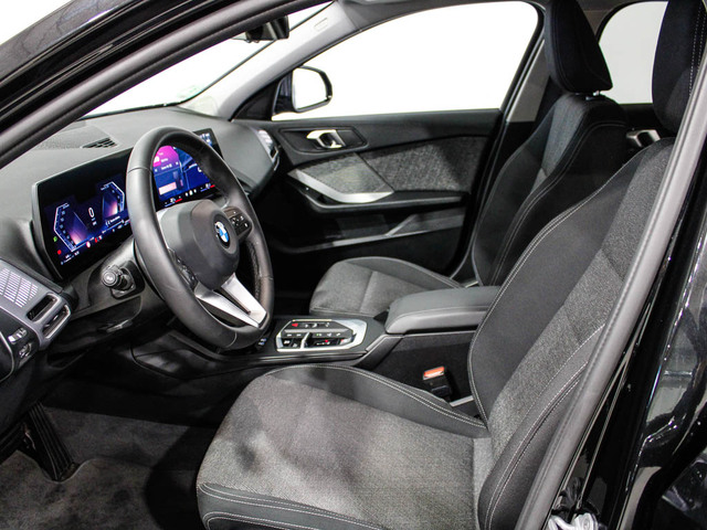 BMW Serie 1 118d color Negro. Año 2025. 110KW(150CV). Diésel. En concesionario Barcelona Premium -- GRAN VIA de Barcelona