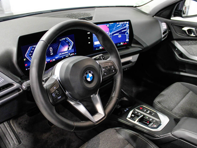 BMW Serie 1 118d color Negro. Año 2025. 110KW(150CV). Diésel. En concesionario Barcelona Premium -- GRAN VIA de Barcelona