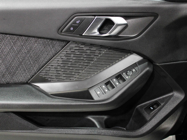 BMW Serie 1 118d color Negro. Año 2025. 110KW(150CV). Diésel. En concesionario Barcelona Premium -- GRAN VIA de Barcelona