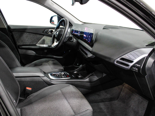 BMW Serie 1 118d color Negro. Año 2025. 110KW(150CV). Diésel. En concesionario Barcelona Premium -- GRAN VIA de Barcelona