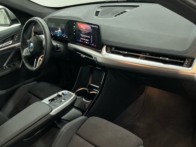 BMW iX1 xDrive30 color Gris Plata. Año 2025. 230KW(313CV). Eléctrico. En concesionario Proa Premium Palma de Illes Balears