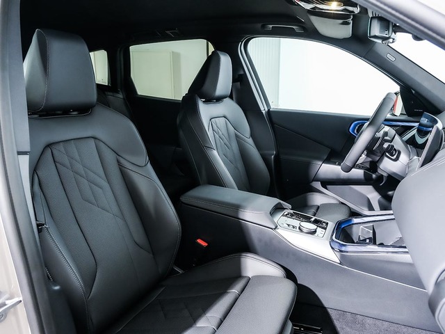 BMW X3 xDrive30e color Gris. Año 2025. 220KW(299CV). Híbrido Electro/Gasolina. En concesionario Oliva Motor Tarragona de Tarragona