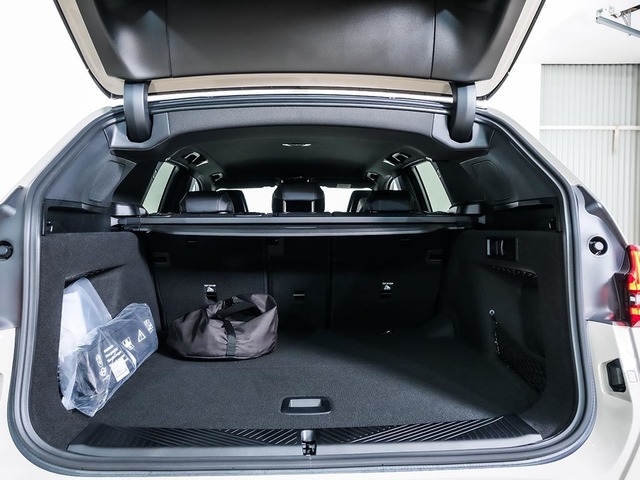 BMW X3 xDrive30e color Gris. Año 2025. 220KW(299CV). Híbrido Electro/Gasolina. En concesionario Oliva Motor Tarragona de Tarragona