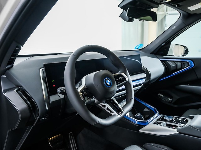 BMW X3 xDrive30e color Gris. Año 2025. 220KW(299CV). Híbrido Electro/Gasolina. En concesionario Oliva Motor Tarragona de Tarragona