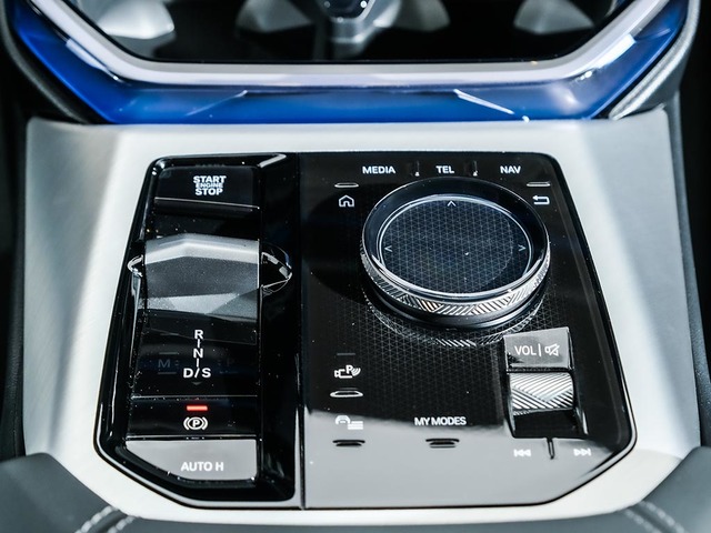 BMW X3 xDrive30e color Gris. Año 2025. 220KW(299CV). Híbrido Electro/Gasolina. En concesionario Oliva Motor Tarragona de Tarragona