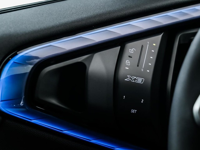 BMW X3 xDrive30e color Gris. Año 2025. 220KW(299CV). Híbrido Electro/Gasolina. En concesionario Oliva Motor Tarragona de Tarragona