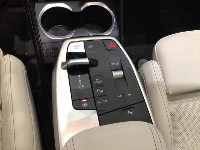 BMW iX1 eDrive20 color Verde. Año 2025. 150KW(204CV). Eléctrico. En concesionario Automotor Premium Velázquez - Málaga de Málaga