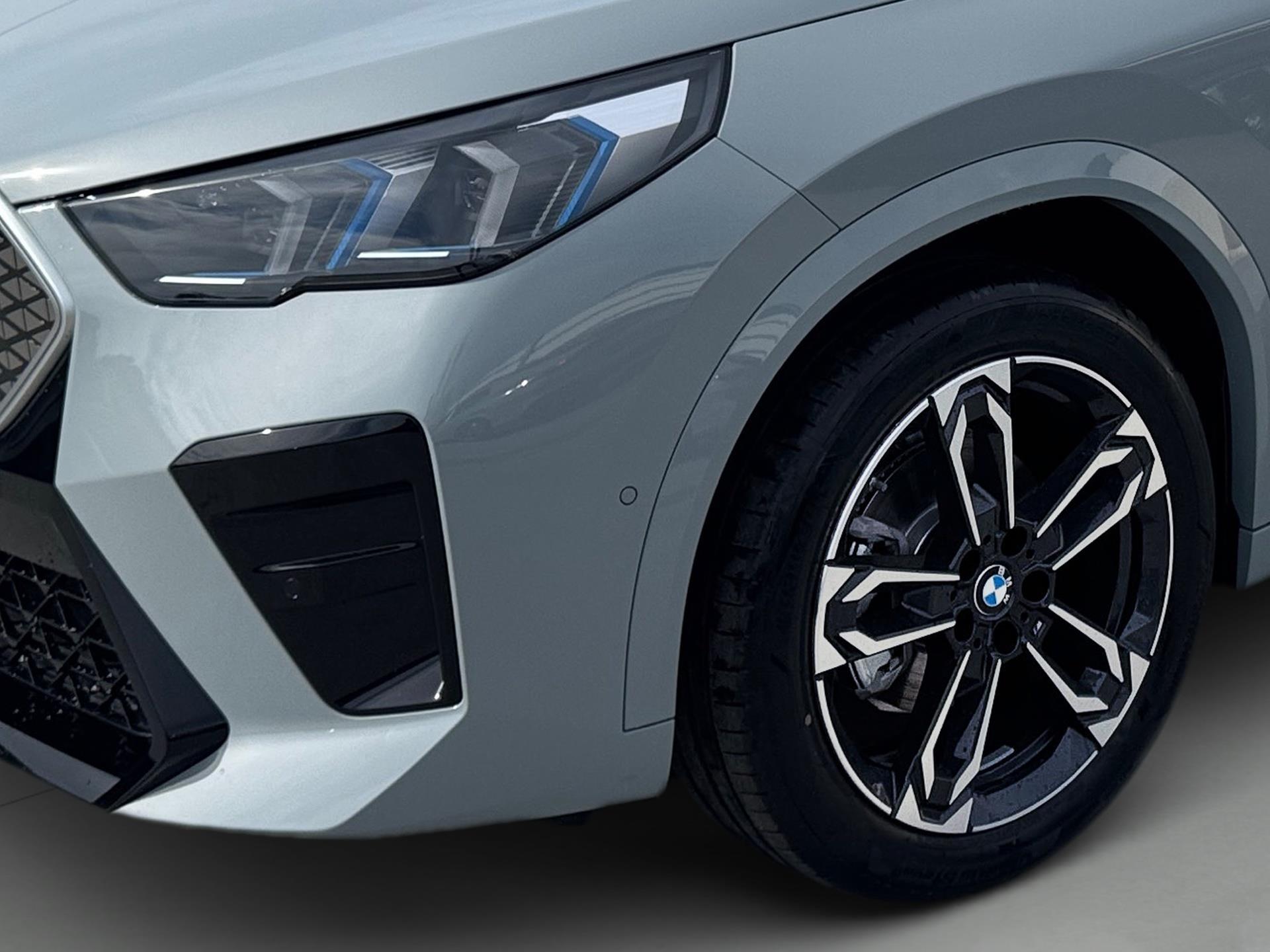 BMW iX2 eDrive20 color Gris. Año 2025. 150KW(204CV). Eléctrico. En concesionario Automotor Premium Marbella - Málaga de Málaga