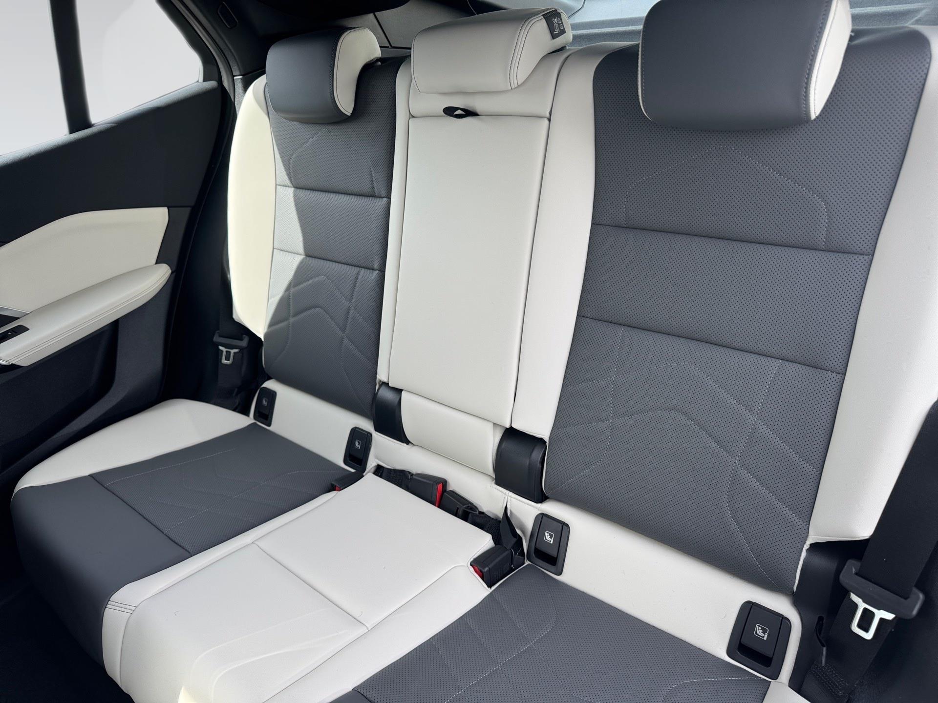 BMW iX2 eDrive20 color Gris. Año 2025. 150KW(204CV). Eléctrico. En concesionario Automotor Premium Marbella - Málaga de Málaga