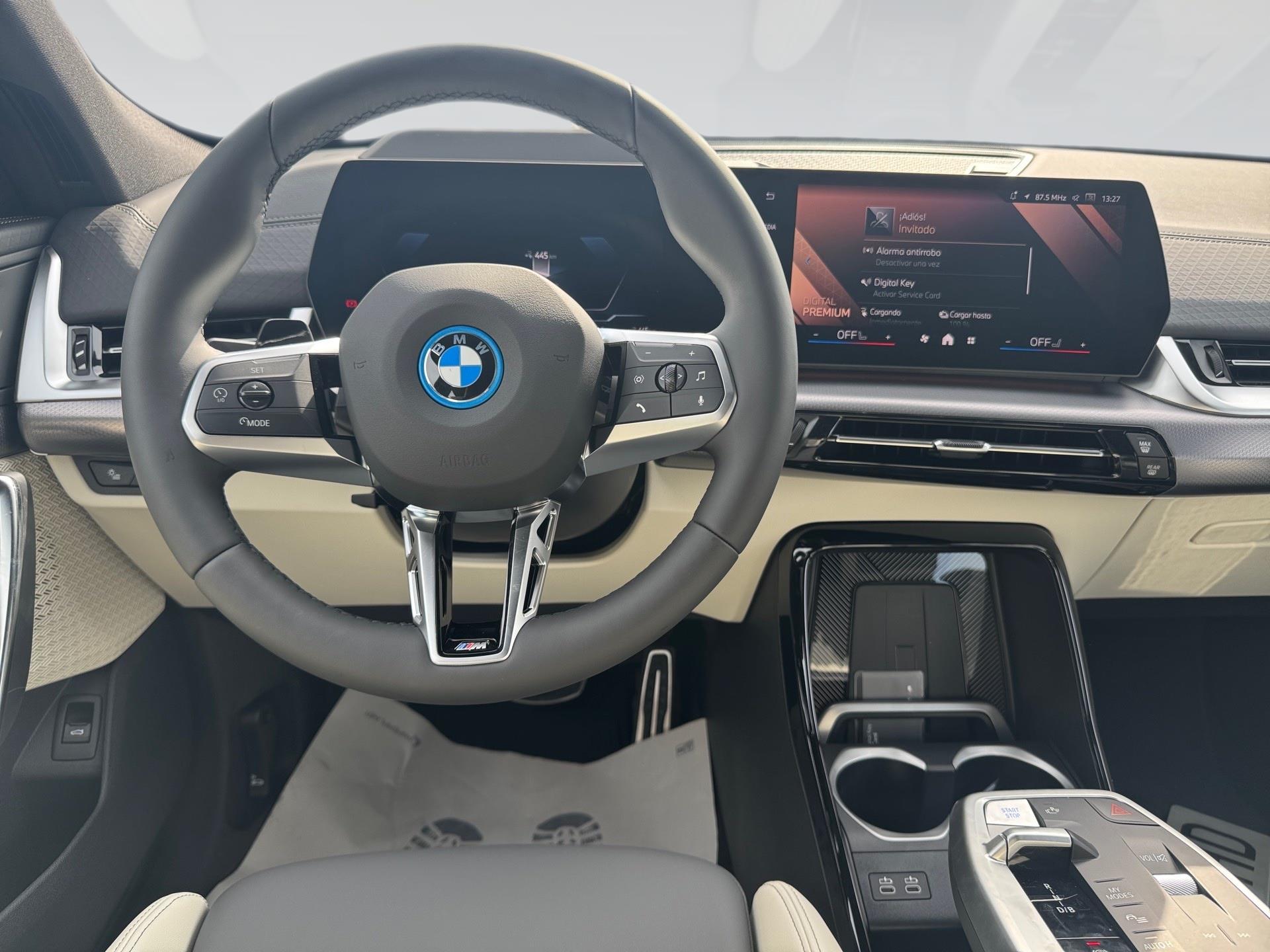 BMW iX2 eDrive20 color Gris. Año 2025. 150KW(204CV). Eléctrico. En concesionario Automotor Premium Marbella - Málaga de Málaga