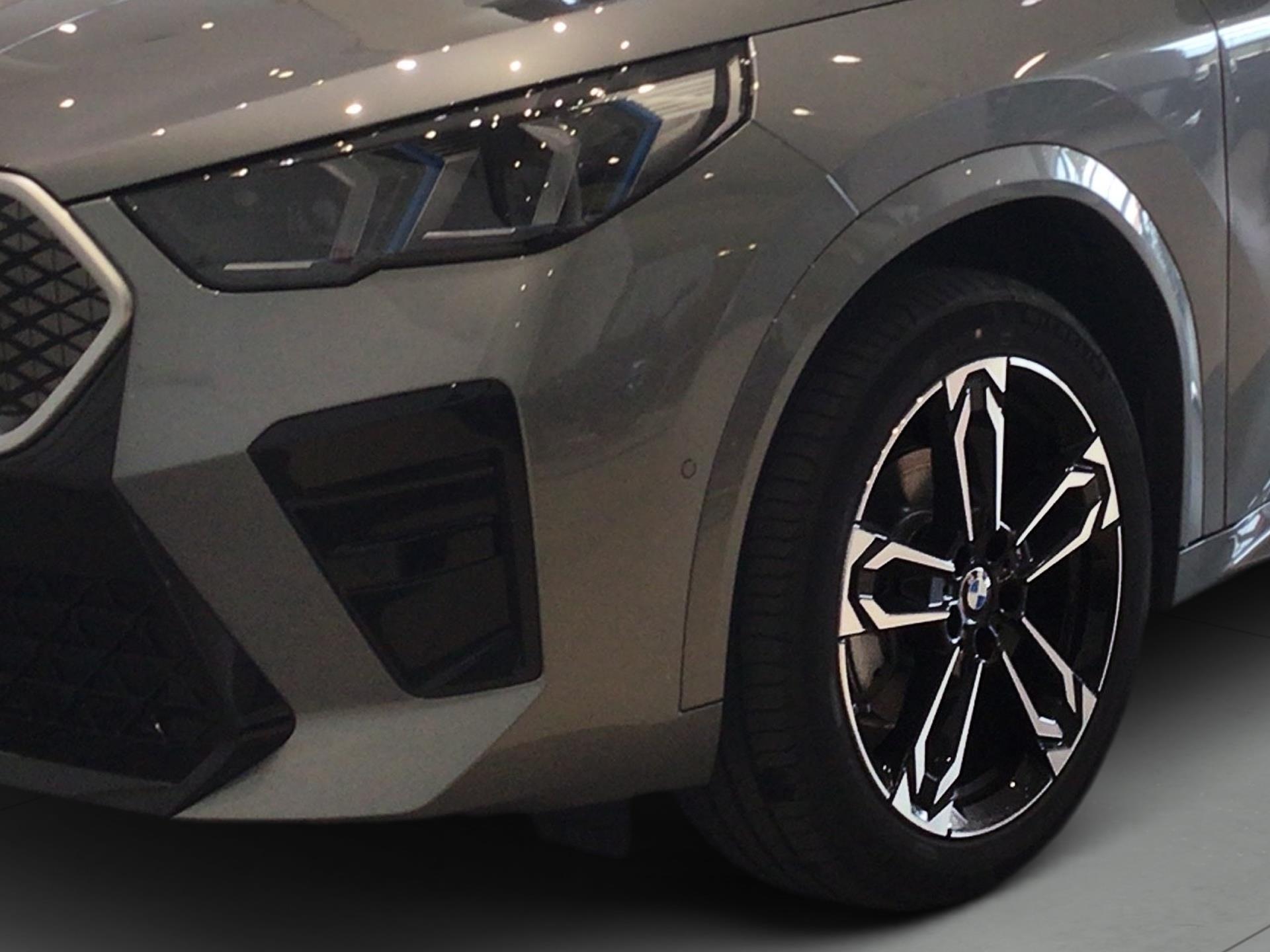 BMW iX2 eDrive20 color Gris. Año 2025. 150KW(204CV). Eléctrico. En concesionario Automotor Premium Velázquez - Málaga de Málaga