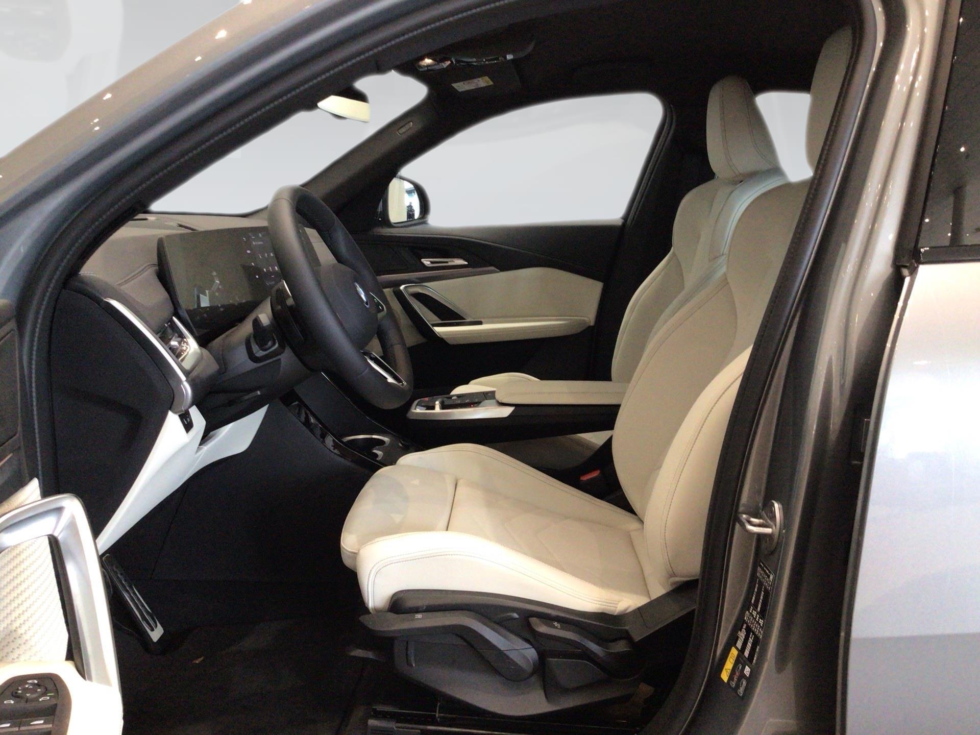 BMW iX2 eDrive20 color Gris. Año 2025. 150KW(204CV). Eléctrico. En concesionario Automotor Premium Velázquez - Málaga de Málaga