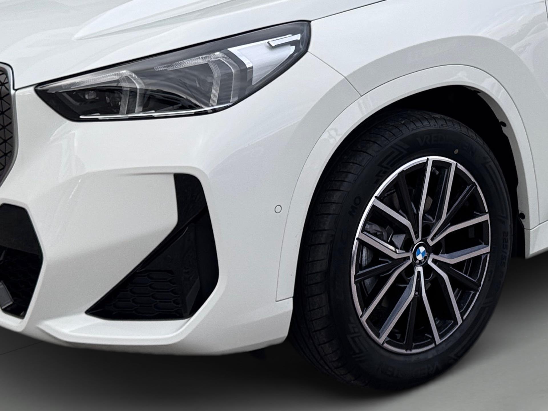 BMW iX1 eDrive20 color Blanco. Año 2025. 150KW(204CV). Eléctrico. En concesionario Automotor Premium Marbella - Málaga de Málaga