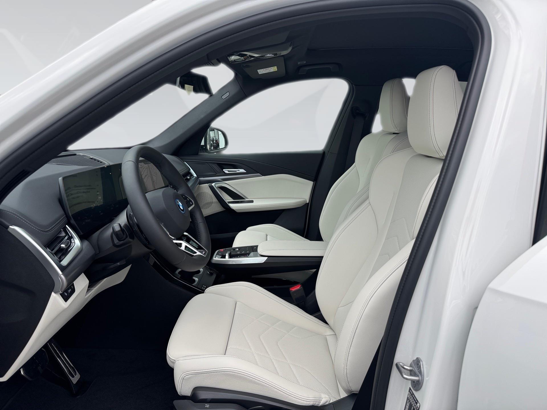 BMW iX1 eDrive20 color Blanco. Año 2025. 150KW(204CV). Eléctrico. En concesionario Automotor Premium Marbella - Málaga de Málaga