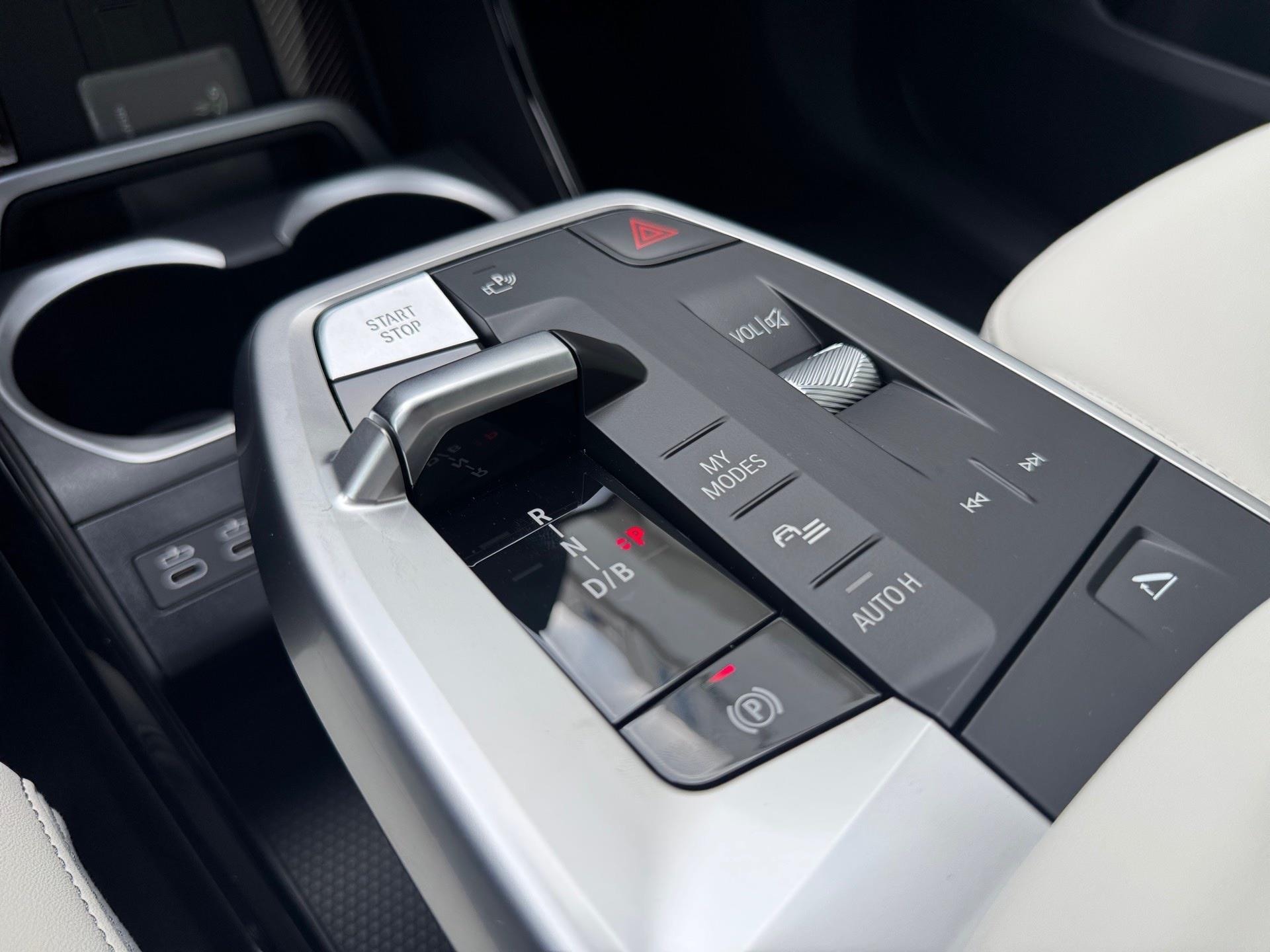 BMW iX1 eDrive20 color Blanco. Año 2025. 150KW(204CV). Eléctrico. En concesionario Automotor Premium Marbella - Málaga de Málaga