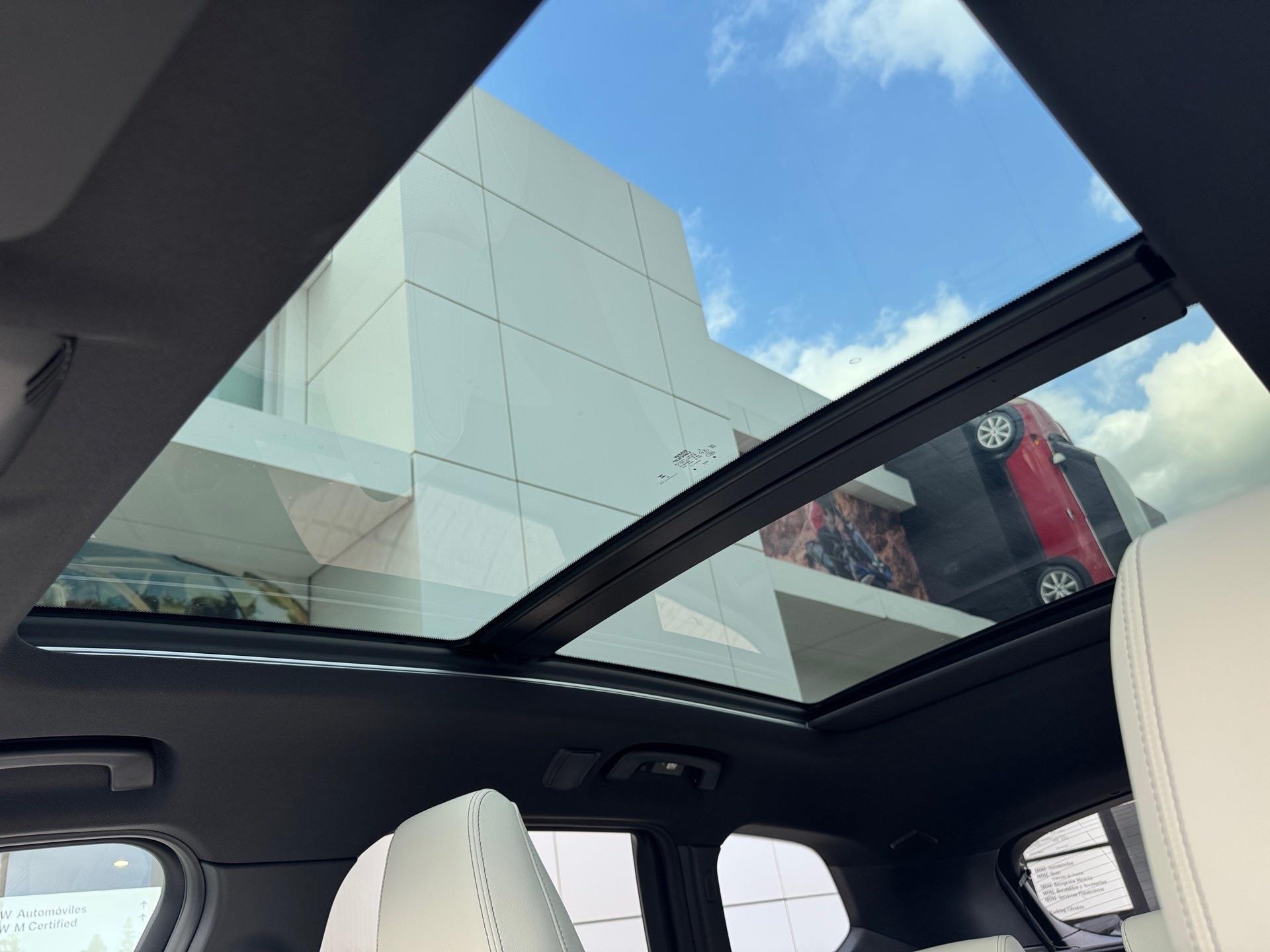 BMW iX1 eDrive20 color Blanco. Año 2025. 150KW(204CV). Eléctrico. En concesionario Automotor Premium Marbella - Málaga de Málaga