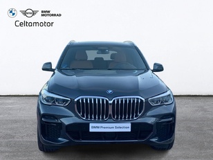 Fotos de BMW X5 xDrive45e color Gris. Año 2022. 290KW(394CV). Híbrido Electro/Gasolina. En concesionario Celtamotor Pontevedra de Pontevedra